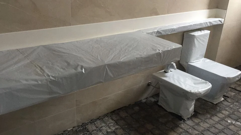 A Protege Piso Campinas é a escolha certa para quem busca um protetor de piso eficiente e confiável. Nosso protetor de piso é ideal para obras de médio e alto padrão, oferecendo proteção completa contra impactos, líquidos e sujeira. Seja para pisos cerâmicos, laminados, madeira ou vinílicos, nossa solução garante que seu piso permaneça impecável e livre de danos. Com fácil instalação e manutenção, o protetor de piso da Protege Piso economiza tempo e evita custos com reparos. Invista em qualidade e proteja seu investimento com o melhor em proteção de pisos.